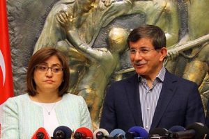 Mısır konusunda aynı tavrı g&ouml;rmemek bizi &uuml;zd&uuml;