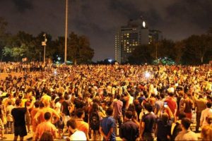 G&ouml;stericiler iftardan sonra Gezi Parkı'na akın etti