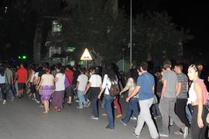 Cami &ouml;n&uuml;nde sessiz direniş