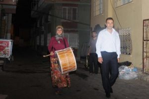 Ramazan davulcusu "Ayşe Teyze"