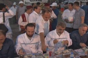 Bakan Taner Yıldız madencilerle iftar yaptı