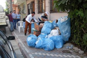 Belediye atıkları kapıdan alıyor