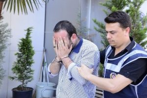 Polis olduğunu s&ouml;yleyerek 27 kişiyi dolandırdı