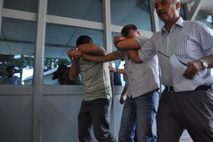 Dolmuşlarda yankesicilik yapan 2 kişi tutuklandı