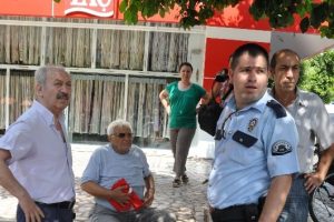 Ayrıldığı eşinin babasını sokak ortasında bı&ccedil;akladı