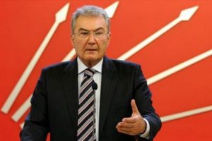 Deniz Baykal, istemeden AK Parti'yi &ouml;vd&uuml;