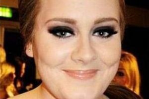 Adele'in y&uuml;z&uuml;ğ&uuml; kafa karıştırdı