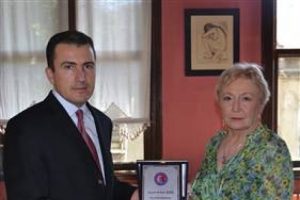 Pınar K&uuml;r kitaplarını bağışladı