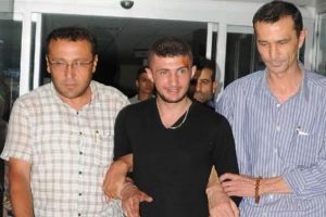 Polisten para istedi, vermeyince bı&ccedil;akladı