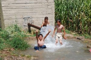 &Ccedil;ocuklar tarla suyu ile serinliyor