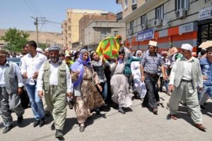 Kadın PKK'lının cenazesini kadınlar taşıdı