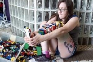 Lego par&ccedil;alarıyla kendine takma bacak yaptı