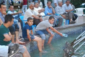 Vatandaşlar havuz kenarlarına akın etti