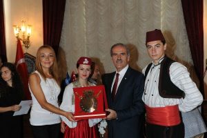 Altepe yabancı dans&ccedil;ıları ağırladı