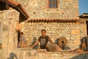 66 yıllık bina &ccedil;ay evi oldu