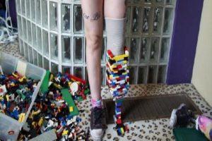 Legolardan kendine protez bacak yaptı