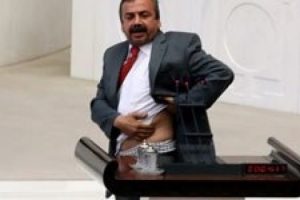 &Ouml;nder g&ouml;mleğini &ccedil;ıkartıp bomba izini g&ouml;sterdi