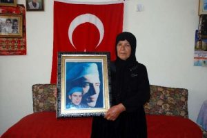 Şehit annesi 19 yıldır hayata k&uuml;sk&uuml;n