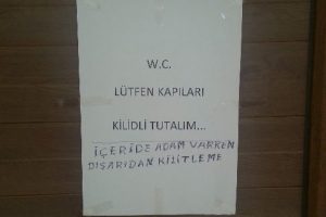 Tuvalet kapısında şaşırtan not