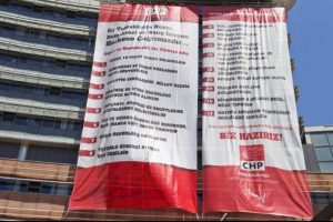 CHP, talep bildirgesini binaya astı
