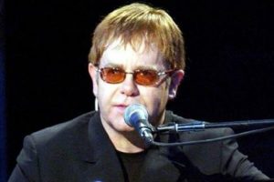 Elton John &ouml;l&uuml;mden d&ouml;nd&uuml;
