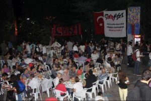 &Ccedil;arşı'dan iftar yemeği