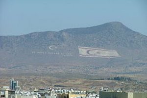 Camisini m&uuml;h&uuml;rlediği k&ouml;yden oy istedi