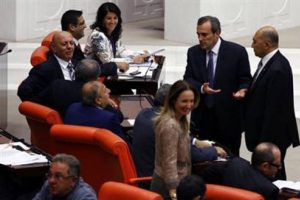 AK Partili vekiller namaza gitti, muhalefet ...