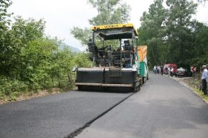 Köy yollarına sıcak asfalt