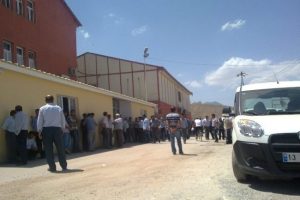 Otomobili sollarken duvara &ccedil;arptı