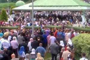 Srebrenitsa kurbanlarına tören
