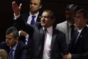 "K&uuml;f&uuml;rbaz" vekil yine sahnede