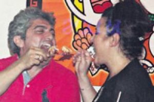 Deniz Seki ve nişanlısının d&uuml;ğ&uuml;n provası