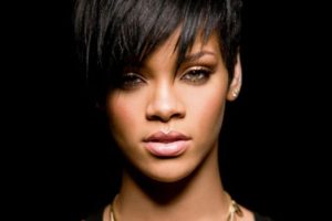 Rihanna'ya sahnede şok!