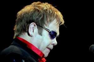 Elton John &ouml;l&uuml;mden d&ouml;nd&uuml; !