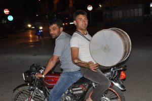 Motosiklet &uuml;zerinde davul &ccedil;alıyorlar