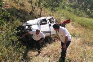 Otomobil u&ccedil;uruma yuvarlandı