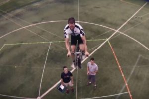 İnsan g&uuml;c&uuml;yle u&ccedil;an helikopter