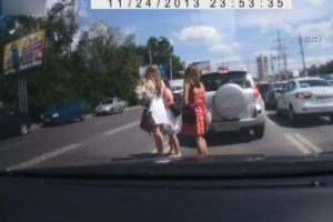 Kızlar zincirleme kazaya sebep oldu