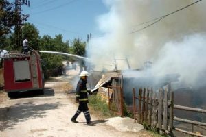Yanan ahırdan hayvanları zor kurtardılar