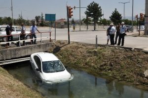 Otomobil su kanalına u&ccedil;tu