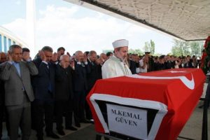 Kemal G&uuml;ven son yolculuğuna uğurlandı