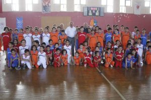 200 minik sporcuya forma