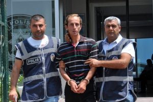 T&uuml;rbanlı &ouml;ğretmene saldıran zanlı yakalandı