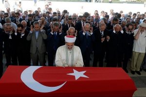 Eski Meclis Başkanı G&uuml;ven toprağa verildi