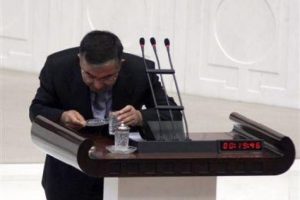 Milli Savunma Bakanı yanlışlıkla orucunu bozdu