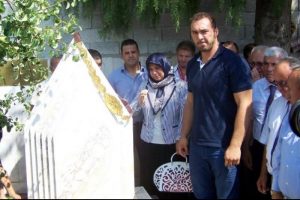 Altın kemeri babasının mezar taşına astı
