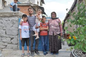 &Uuml;&ccedil; &ccedil;ocuğuyla ortada kaldı