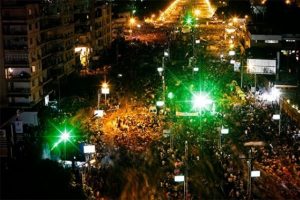 Mursi taraftarları Kahire'de tek v&uuml;cut oldu