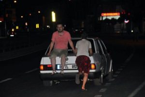 Gen&ccedil;lerin  otomobili arızalınca...